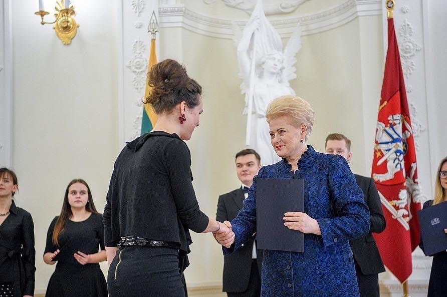 Elena Daunytė priima padėką iš prezidentės Dalios Grybauskaitės