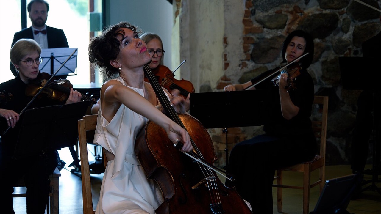 Elena Daunytė groja violončele su orkestru — koncertas „Dedikacija M. K. Čiurlioniui“