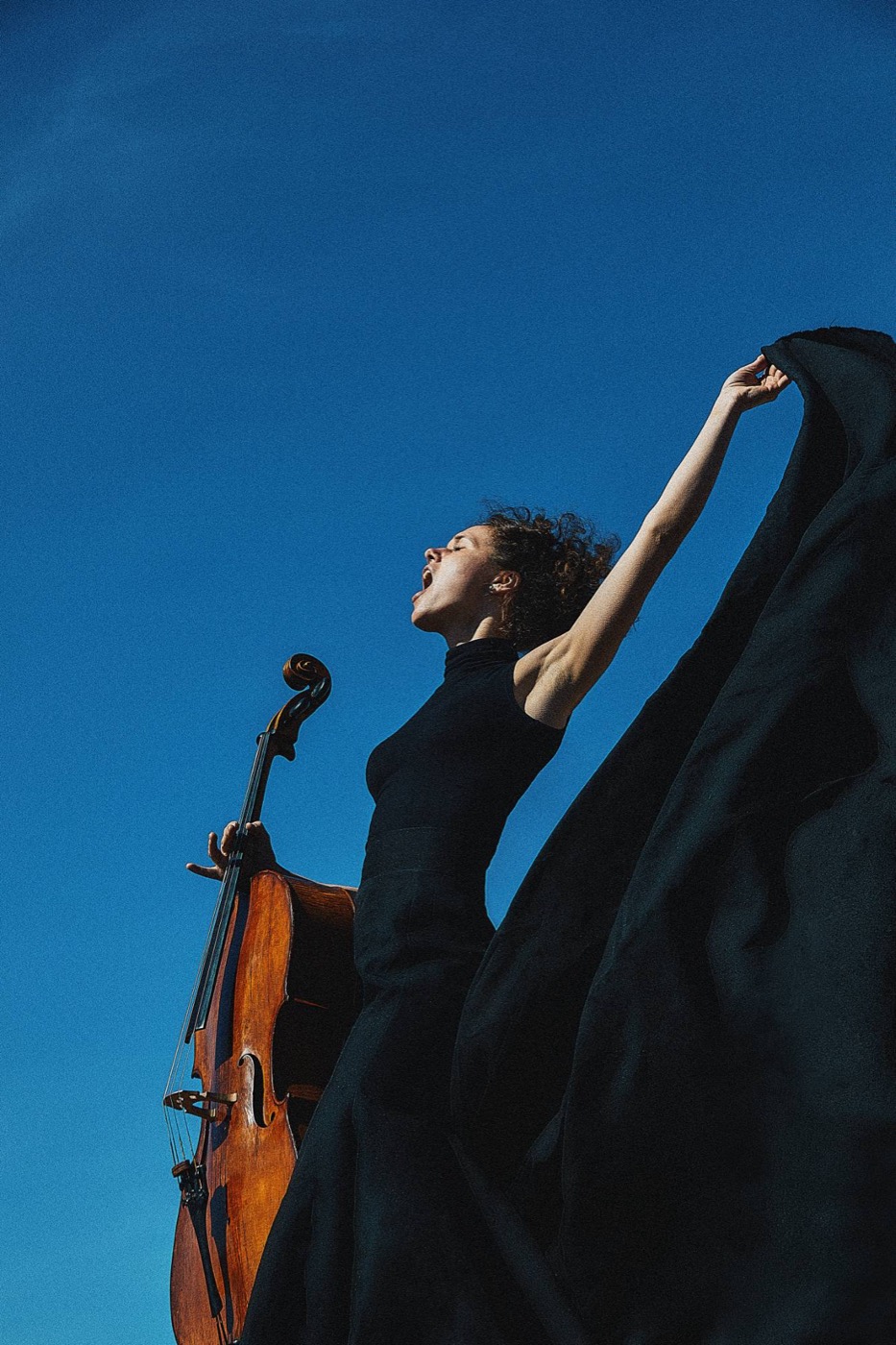 Elena Daunytė dainuoja su violončele