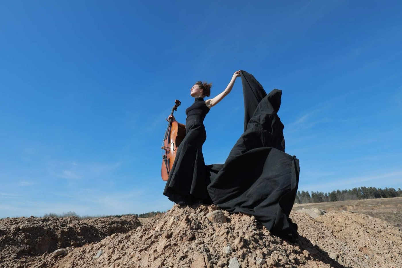 Elena Daunytė ant kalvos su violončele