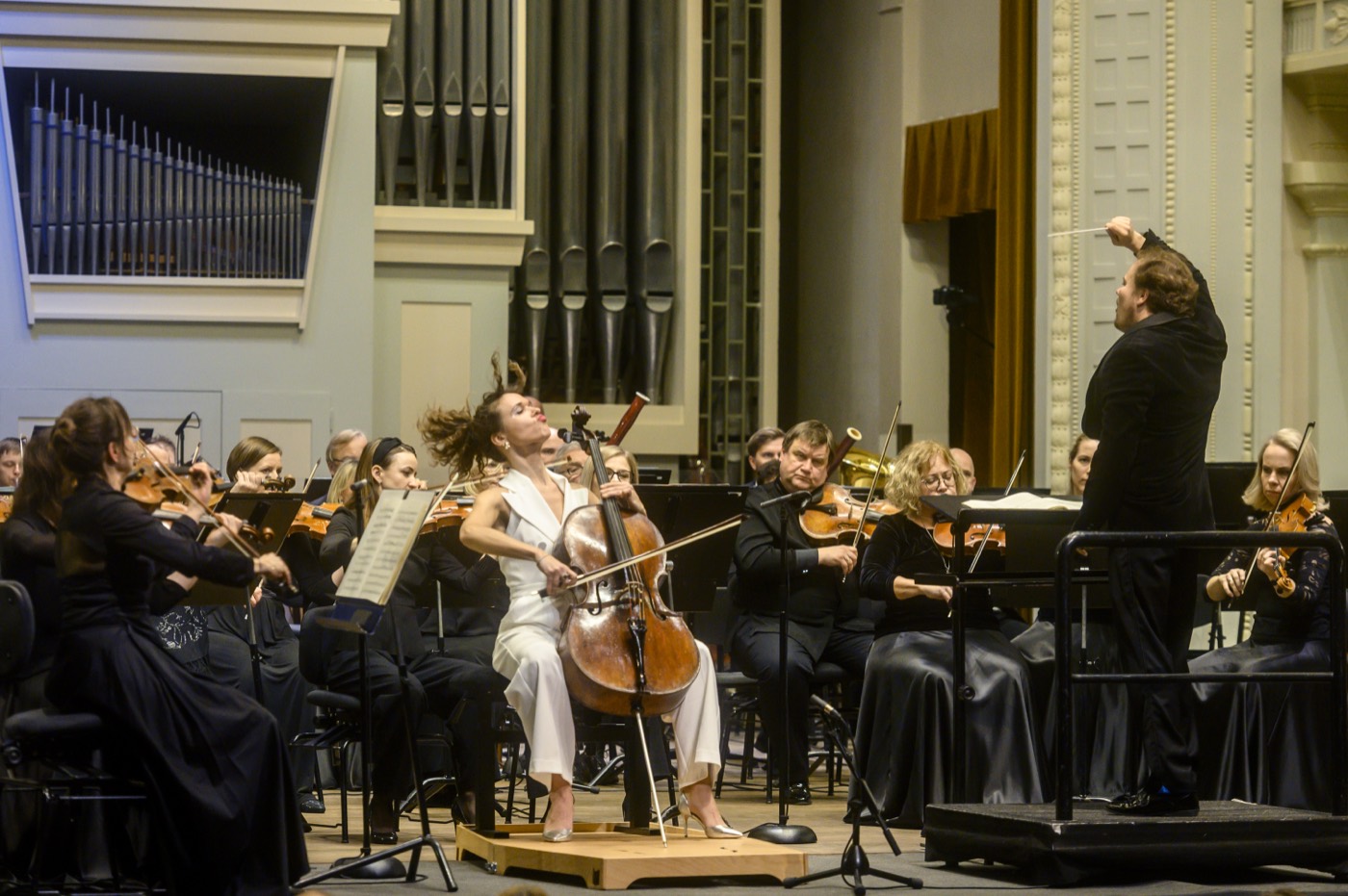 Elena Daunytė su orkestru ir dirigentu filharmonijos scenoje