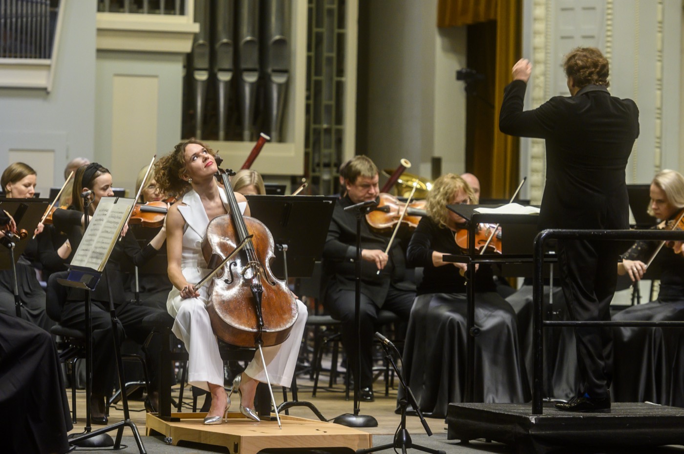 Elena Daunytė groja violončele su orkestru Lietuvos nacionalinėje filharmonijoje