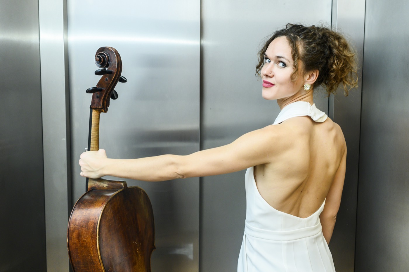 Elena Daunytė su violončele užkulisiuose