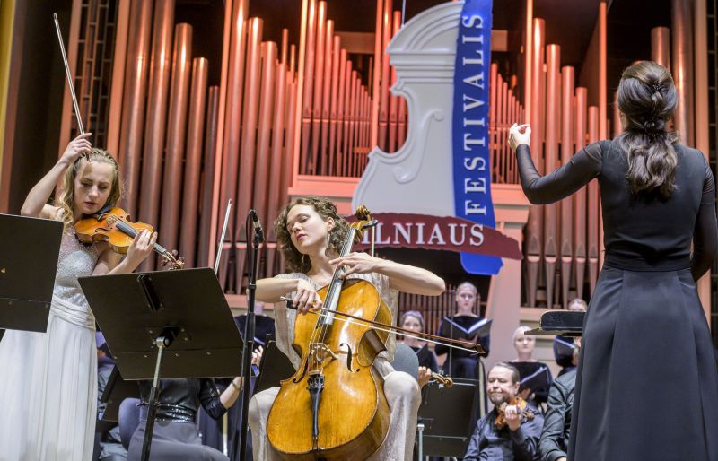 Elena Daunytė groja violončele su orkestru ir choru Vilniaus festivalyje