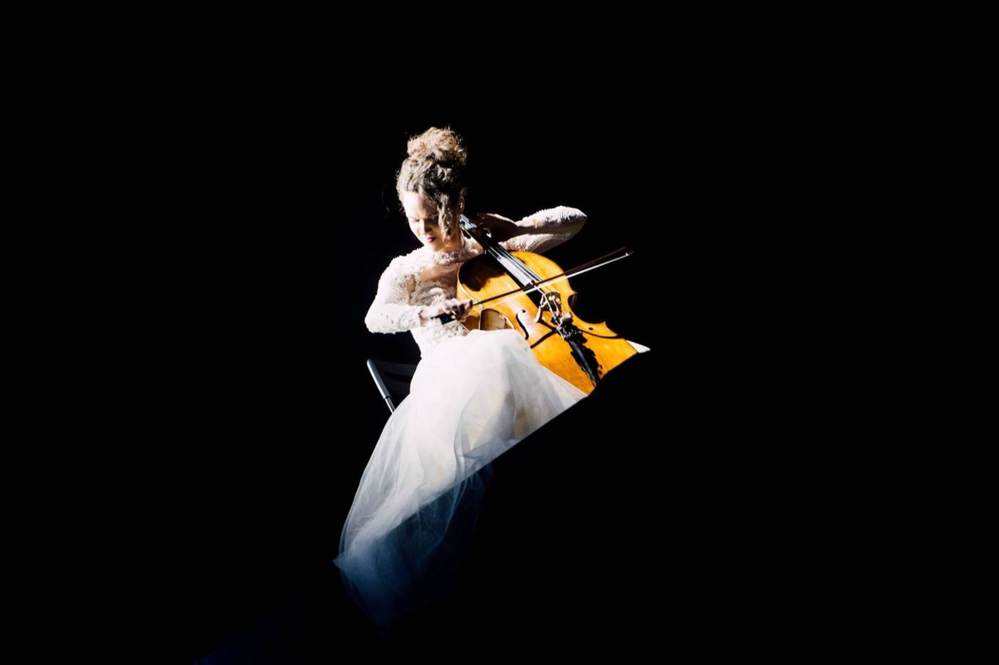 Elena Daunytė groja violončele Žalgirio arenos scenoje