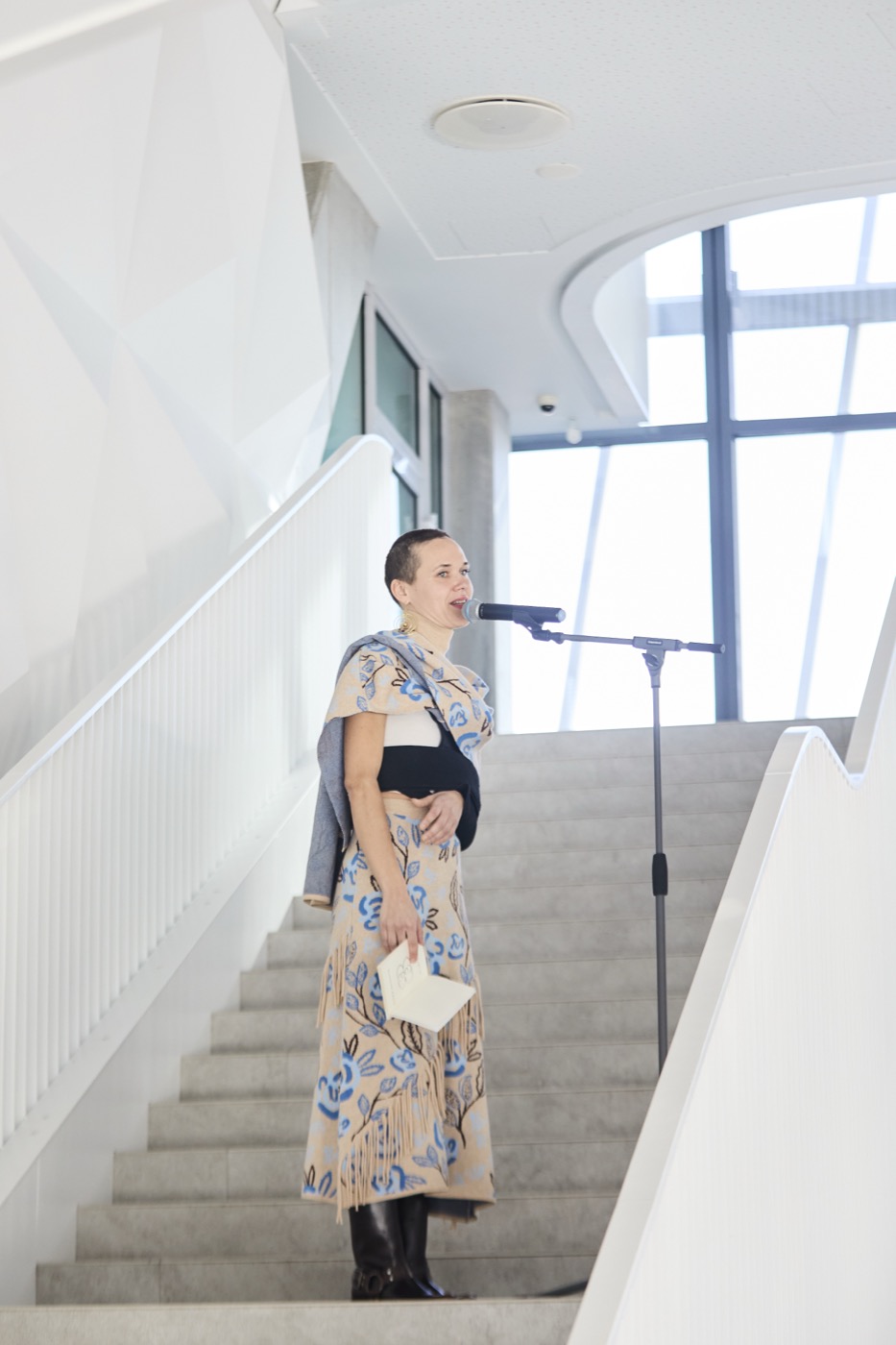 Elena Daunytė skaito eiles prie lango
